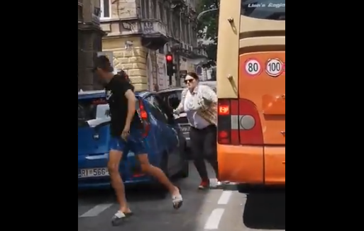VIDEO/ Burri po e shante në trafik, gruaja i “vërsulet” me shkop, i jep një mësim