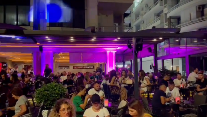Protestë me himnin kombëtar/ Pronaret e lokaleve në Vlorë përplasen me policinë