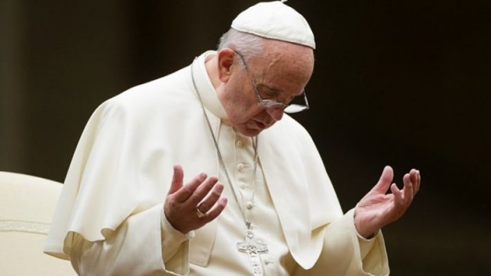 Papa Françesku shtrohet në spital, do operohet