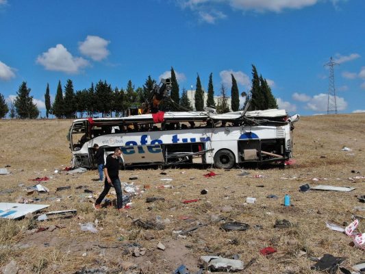 Tragjedi në Turqi/ 14 të vdekur nga përmbysja e autobusit