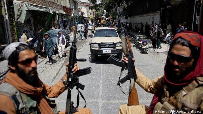 Talibanët po shkojnë derë më derë për të gjetur “kolaboratorët”