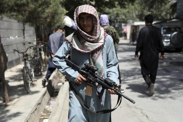 Talibanët qëllojnë në ajër për të kontrolluar turmën në aeroportin e Kabulit