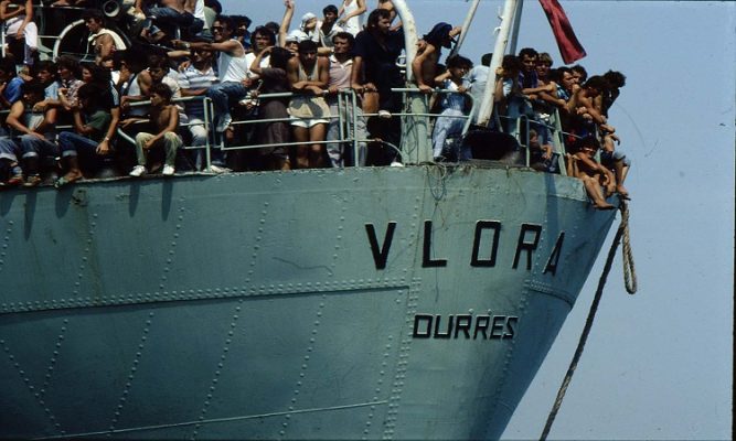 30 vjet nga eksodi me anijen “Vlora”/ Aktivitet në Durrës dhe Bari për ngjarjet e gushtit 1991
