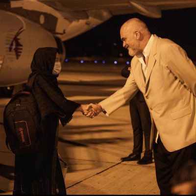 Rama pret vetë avionin e radhës me afganë në Rinas, 154 persona sistemohen në “Qytetin Studenti”