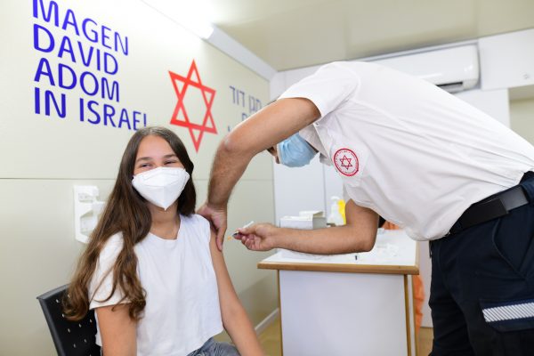 Paradoksi/ Izraeli i vaksinuar, por sot shënoi 11.000 raste të reja me COVID-19
