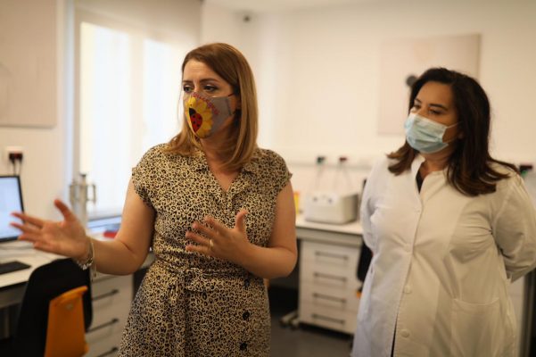 Manastirliu inspekton laboratorin e ri në Maternitetin “Mbretëresha Geraldinë”: Rritet gama e analizave