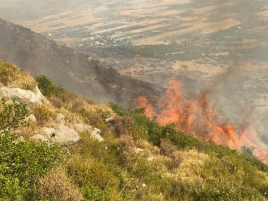 Erë e fortë dhe tym i dendur/ Ndërpritet operacioni në Karaburun, në rrezik jeta e ekipeve