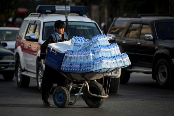 Jeta në Kabul/ Afganët: Kemi nevojë për bukë dhe ujë
