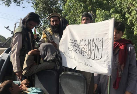 “Ndizen” protestat në Afganistan/ Protestuesit heqin flamurin e talebanëve, dëgjohen të shtëna