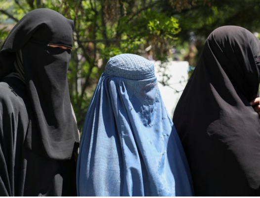 Talebanët heqin gratë nga puna, persona të armatosur i shoqërojnë në shtëpi: Vendin tuaj do ta zënë burrat!