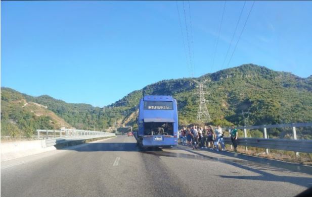 Autobuzi përplaset me BMW, frikë mes pasagjerëve të linjës Elbasan-Tiranë