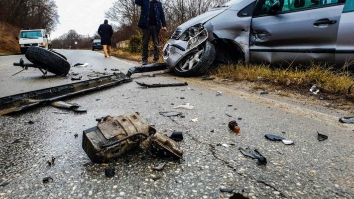 Përplasen dy makina në aksin Shkodër-Lezhë, humb jetën njëri nga shoferët dhe plagoset rëndë tjetri
