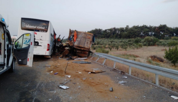 Aksident tragjik në Turqi/ Autobusi përplaset me kamionin, 9 të vdekur
