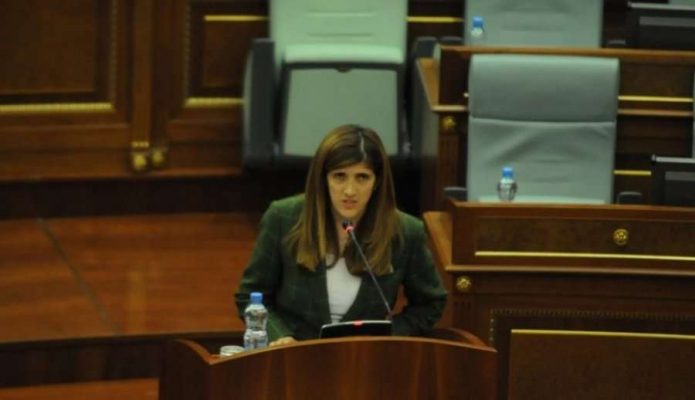 Deputetja shqiptare kërcënohet me jetë: Pas debatit me kryeparlamentarin…