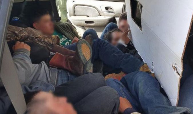 Fsheh emigrantët në “Range Rover” për 50 euro, pranga peqinasit