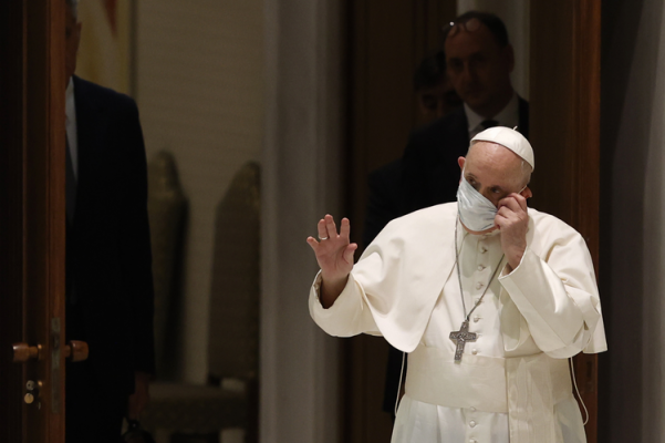 Identifikohet kërcënuesi i Papës, i dërgoi zarfin me tre plumba Atit të Shenjtë