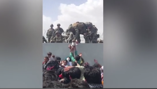 Drama në Kabul/ Nëna e dëshpëruar kalon foshnjën mbi tela dhe ua dorëzon ushtarëve amerikanë