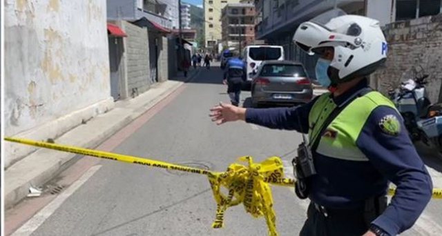 “Alarmohen” kalimtarët në Elbasan/ Shohin një granatë dore në anë të rrugës