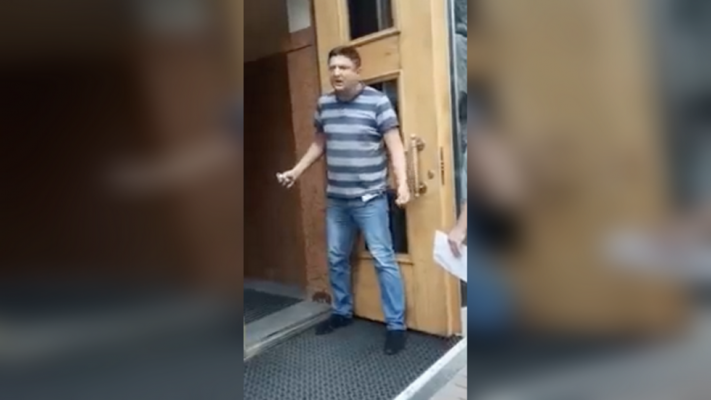VIDEO/ Burri futet brenda ndërtesës së qeverisë në Ukrainë, kërcënon se do ta hedhë në erë