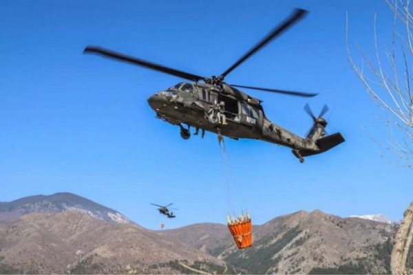 Zjarret/ Mbërrin helikopteri i Çekisë në Rinas, ambasadori: Jemi këtu që t’u ndihmojmë