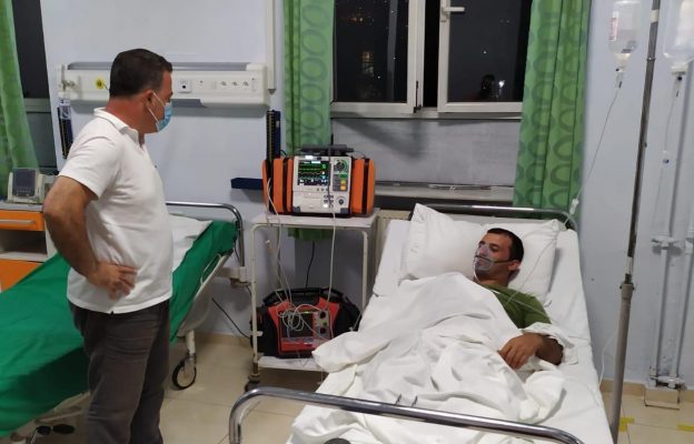Ministri Peleshi viziton në spital ushtarin që u asfiksua nga zjarret, ja gjendja shëndetësore e tij