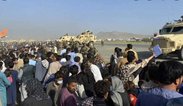 Trupat e SHBA qëllojnë në aeroportin e Kabulit/ Ambasada: Evakuimi jo i sigurtë…