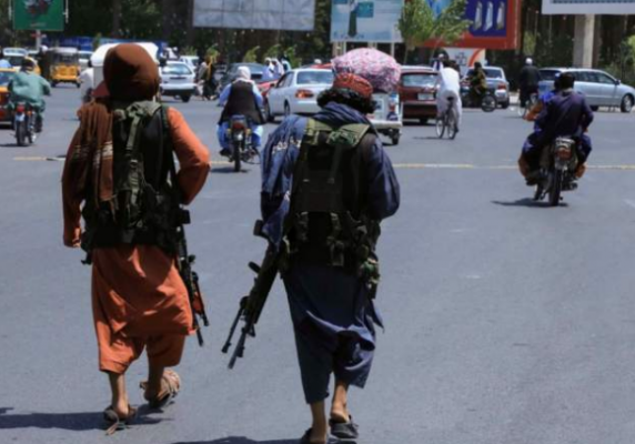 Talebanët hyjnë në Kabul/ Dëgjohen të shtëna në kryeqytet, SHBA evakuon diplomatët me helikopter