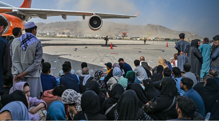 Shpërthim i fuqishëm jashtë aeroportit të Kabulit