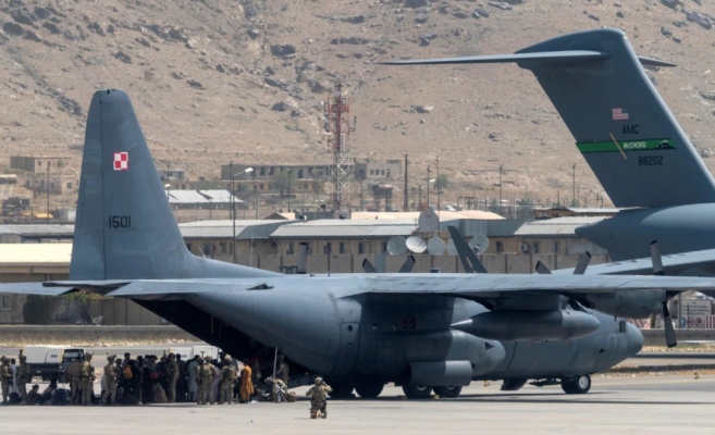 SHBA: Avionët luftarakë po fluturojnë mbi Kabul për të ofruar siguri për evakuimet