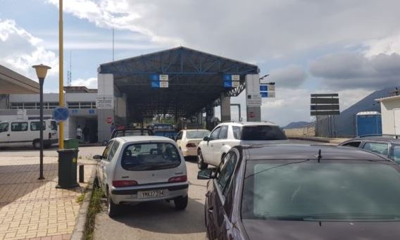 Radha disa kilometra në Kakavijë/ Emigrantët presin të hyjnë në territorin shqiptar
