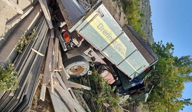 Kamioni del nga rruga dhe përfundon në përrua, 1 i vdekur dhe 3 të plagosur në Berat