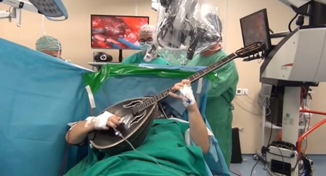 E pazakontë/ 37-vjeçari luan me një instrument muzikor teksa operohet (Video)