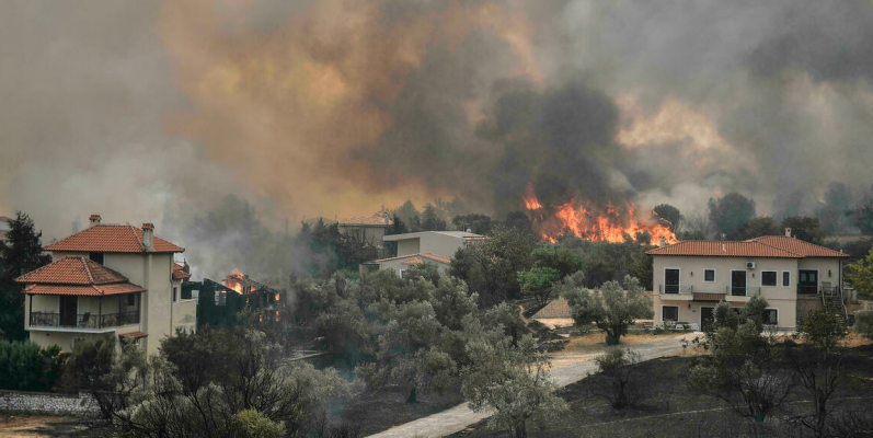 Mbi 2 mijë të evakuuar nga zjarret në ishullin Evia të Greqisë