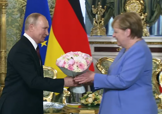 Vizita e fundit si Kancelare/ Putin i dhuron buqetë me lule Merkelit