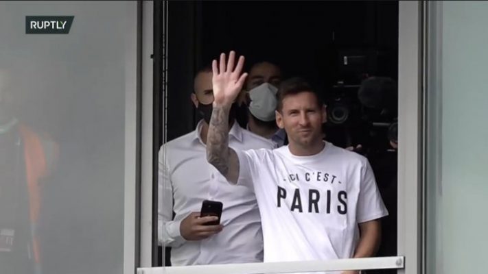 Messi mbërrin në Paris, momenti kur përshëndet tifozët me dorë