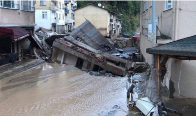 Pas zjarreve, Turqia goditet nga përmbytjet/ Një person humb jetën