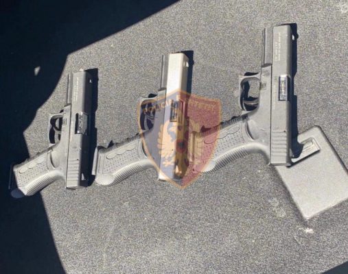 Me tri pistoleta në “Benz”, arrestohen dy durrsakët