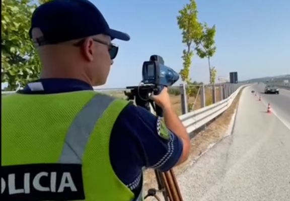 Me shpejtësi 202 km/h, policia gjobit 41-vjeçarin që banon në Holandë
