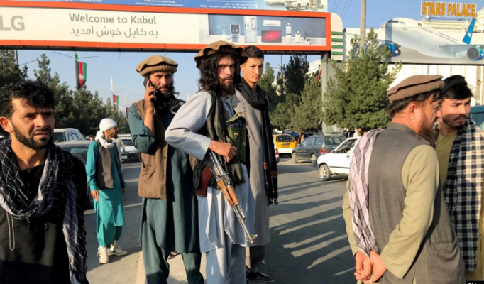 Talibanët po pengojnë evakuimin, forcat amerikane në gatishmëri rreth aeroportit