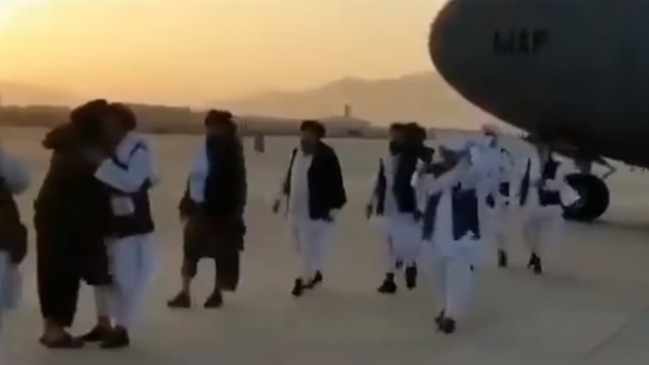 Me brohorima/ Pritje madhështore në aeroport për themeluesin e talebanëve