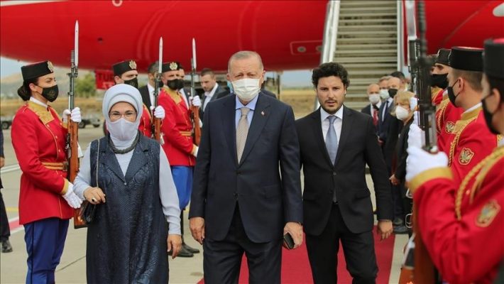 Erdogan viziton Malin e Zi, në aeroport e pret zv.Kryeministri shqiptar Dritan Abazoviç