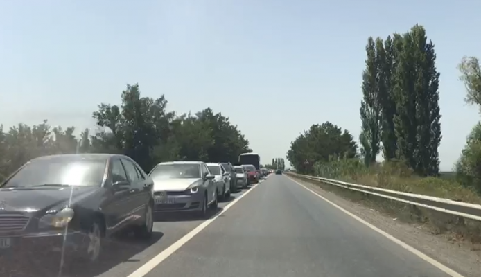 Radhë kilometrike në rrugë/ Trafik i rënduar në aksin Milot-Fushë-Krujë