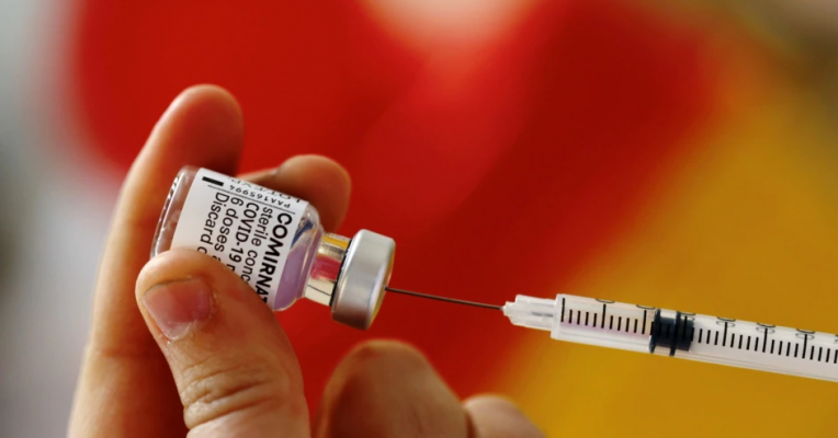 Vaksina Pfizer merr miratimin e plotë nga FDA-ja