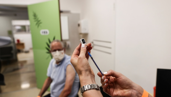 Izraeli hedh në kosh mijëra doza të vaksinës Pfizer