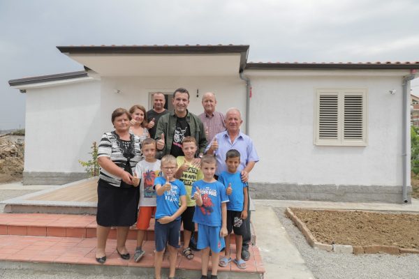 Veliaj në banesën e re të familjes Trimi në Ndroq: Do të përfundojmë infrastrukturën arsimore në Ndroq, Pezë dhe Vaqarr