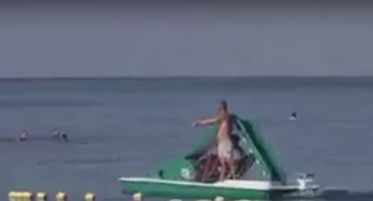 Panik në Velipojë/ Mbytet i moshuari, qytetarët futen me varkë për ta nxjerrë