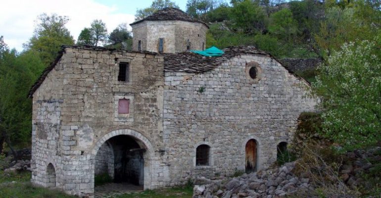 Rrezikohet Manastiri i Vithkuqit/ Flakët rrethojnë monumentin e shekullit 17-të
