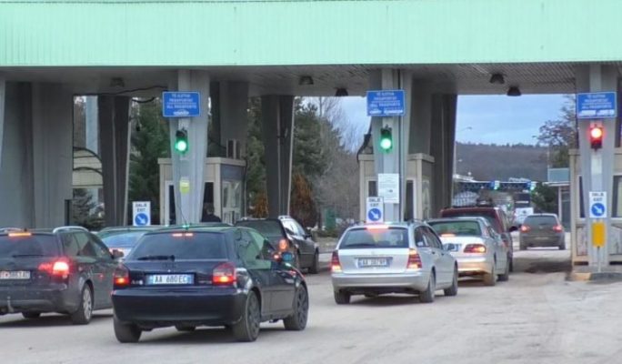 Fluksi i lartë në Qafë Thanë, qytetarët e Maqedonisë së Veriut në Shqipëri për fundjavë