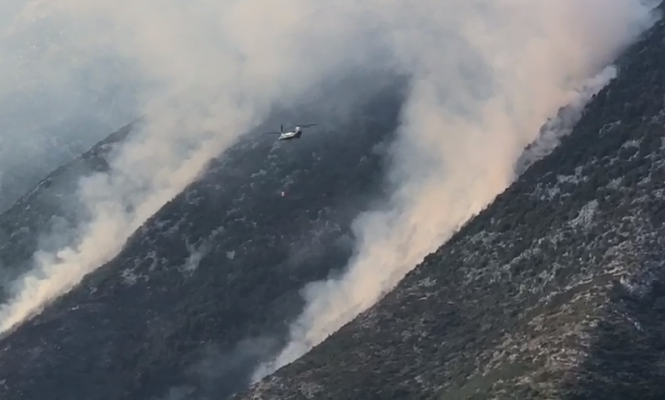 Sërish zjarr në Dukat të Ri/ Ndërhyrje nga ajri me helikopter