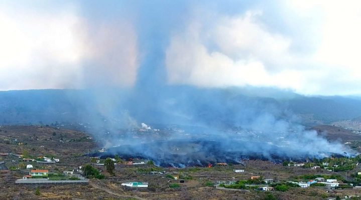 Llava e vullkanit shkrumbon qindra shtëpi në ishullin spanjoll, mbi 5 mijë të evakuuar